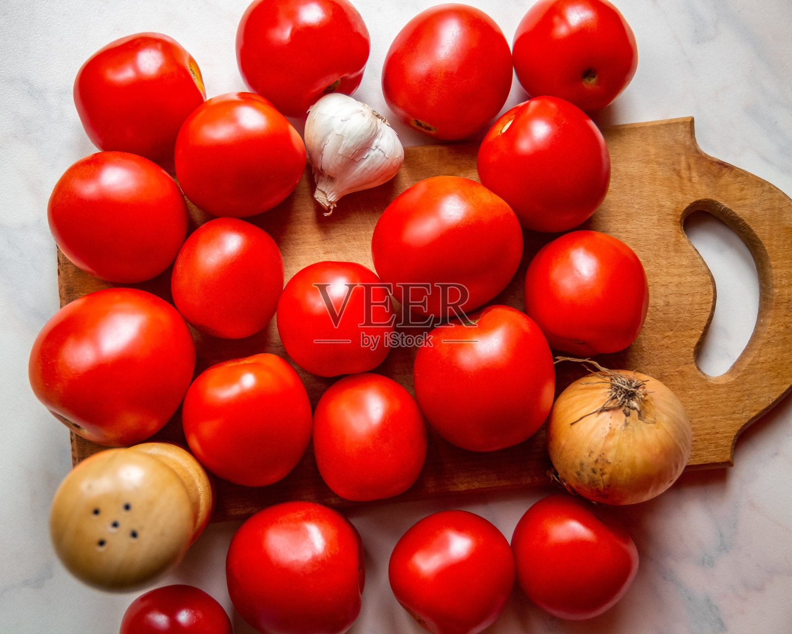 成熟的红番茄,洋葱和大蒜。照片摄影图片