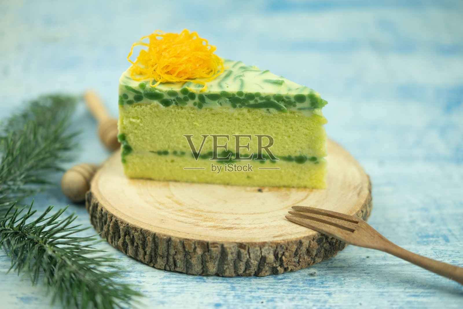 美味的层绿色香兰雪纺蛋糕和香兰短粉丝浇上福伊丁字照片摄影图片