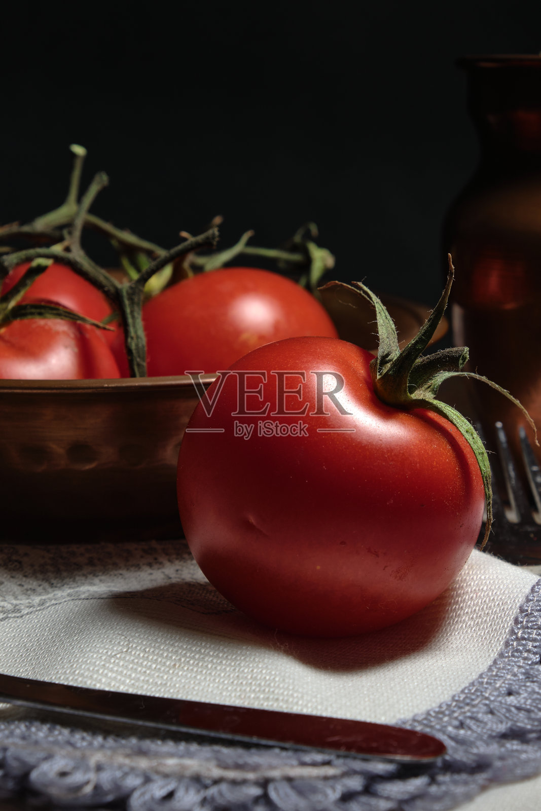 一些新鲜的西红柿放在桌上照片摄影图片