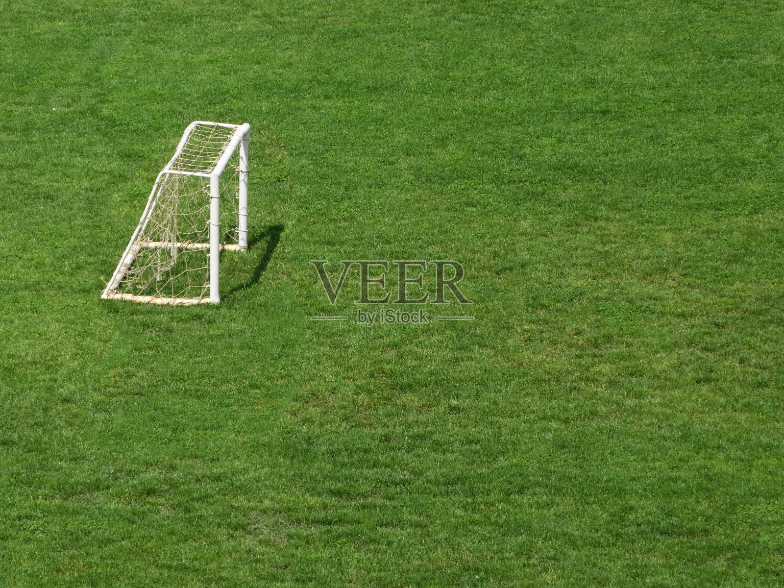 带球网的小球门的足球场,在户外有绿色草地的地形上照片摄影图片