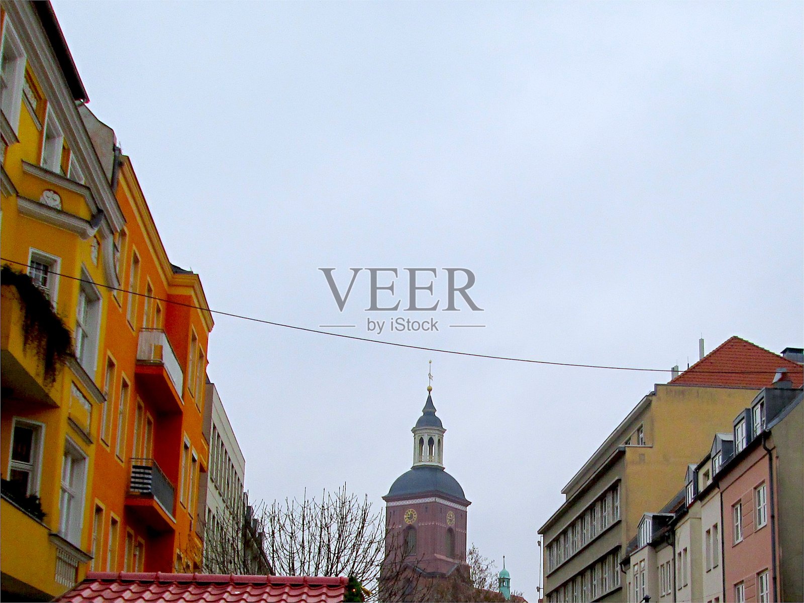 冬季多云的施潘道老城街道彩色建筑与福音教堂钟楼照片摄影图片