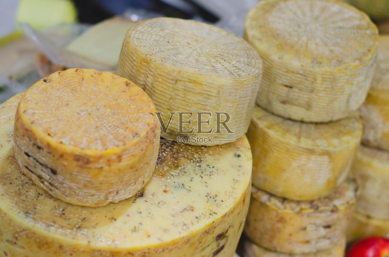 市场上出售的奶酪轮照片摄影图片