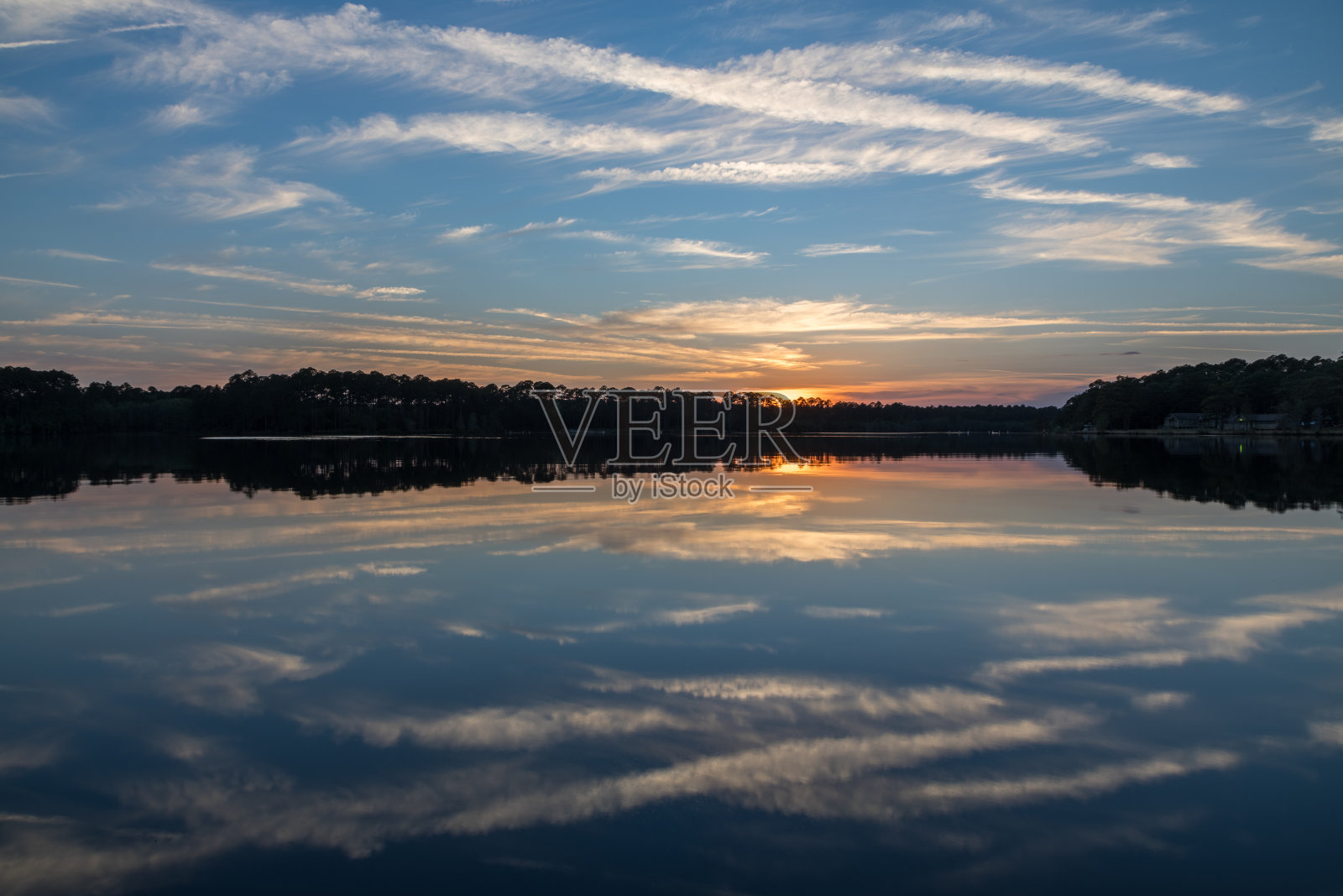 乔治亚州立公园湖上的黄昏照片摄影图片