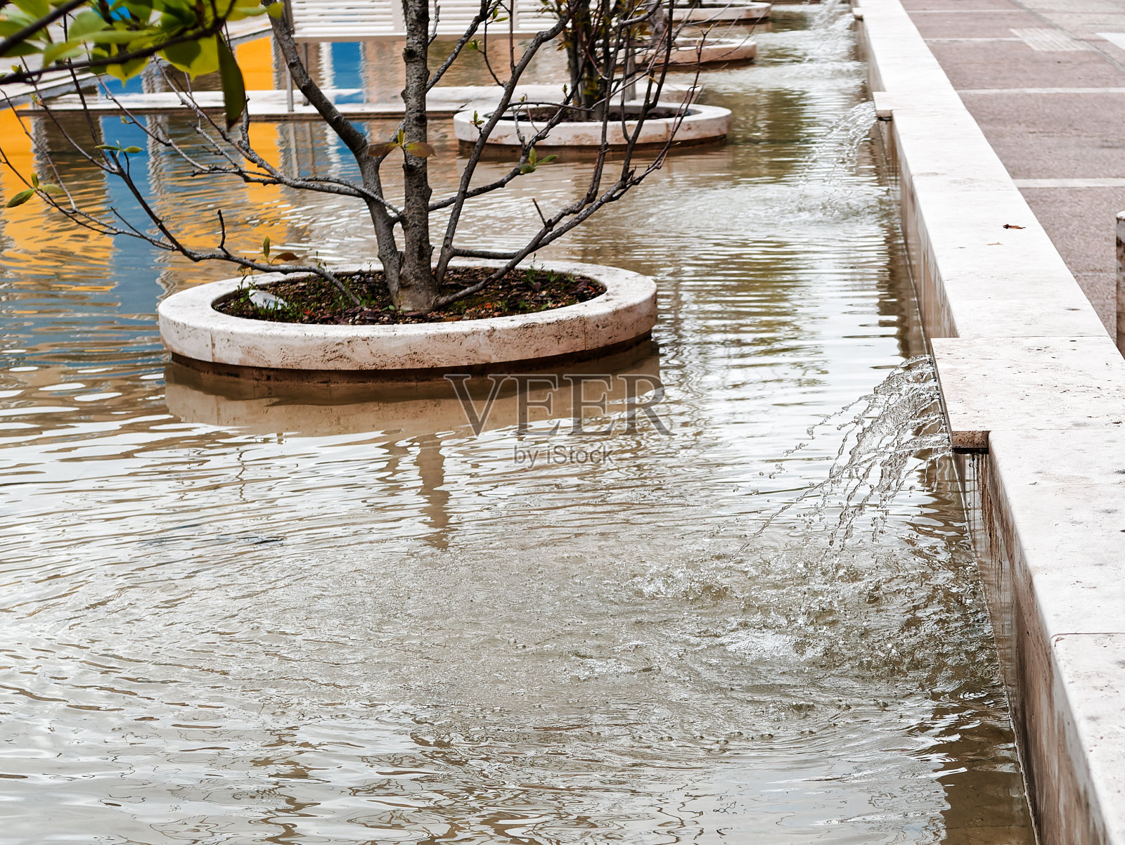 在我的城镇有水的现代建筑照片摄影图片