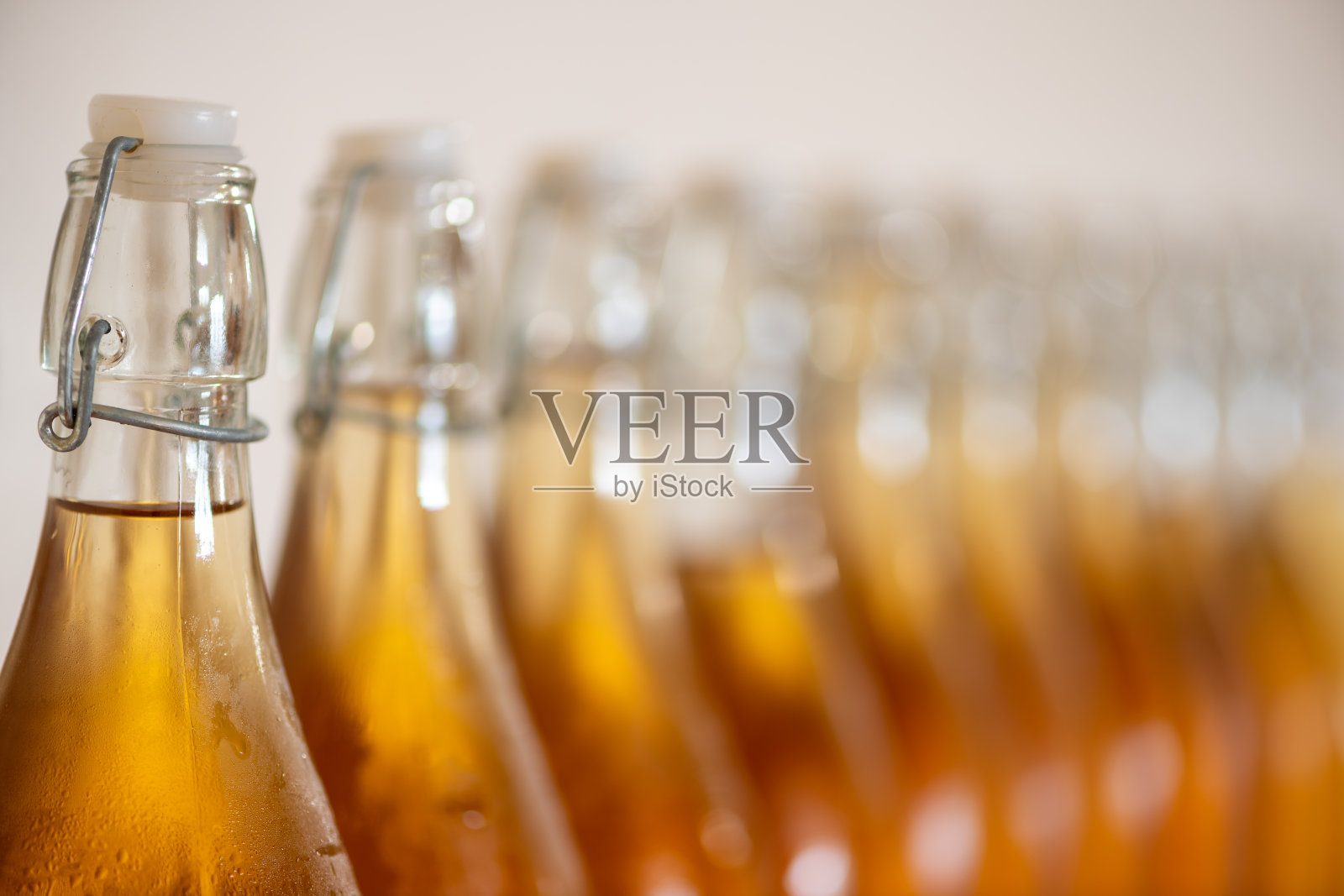 顶部翻转瓶照片摄影图片