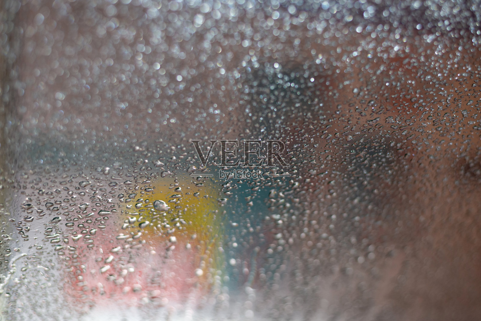 模糊的背景与雨滴和灯光。照片摄影图片