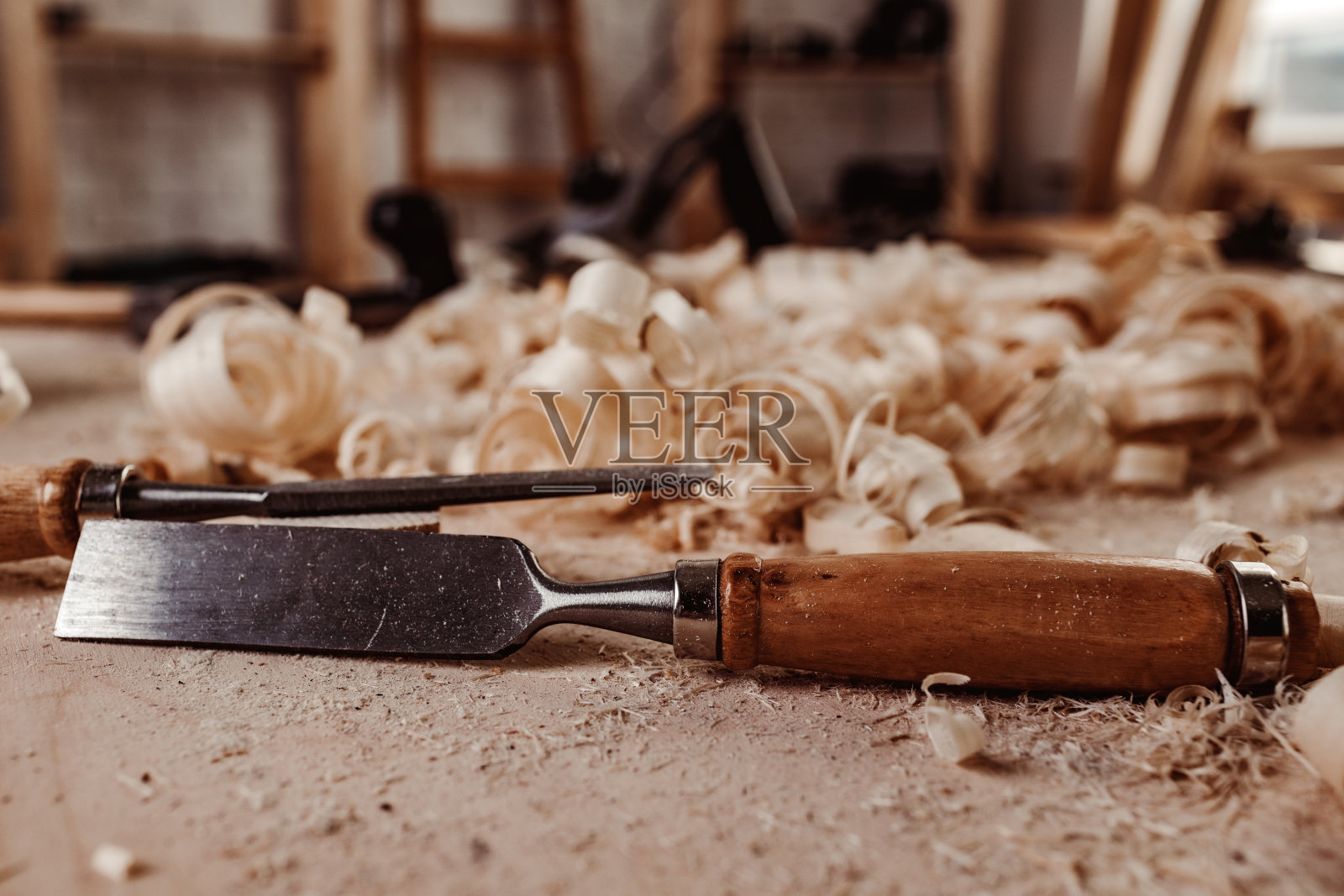 木匠的凿子,木工工具放在车间的桌面上照片摄影图片