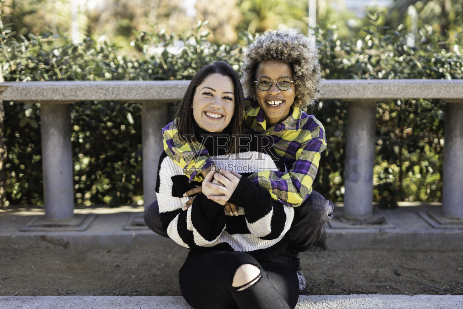 非裔美国人和白人朋友拥抱,感到高兴照片摄影图片