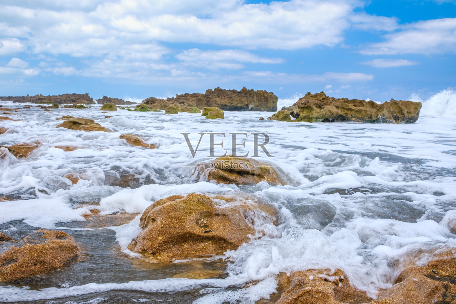 海浪撞击岩石照片摄影图片