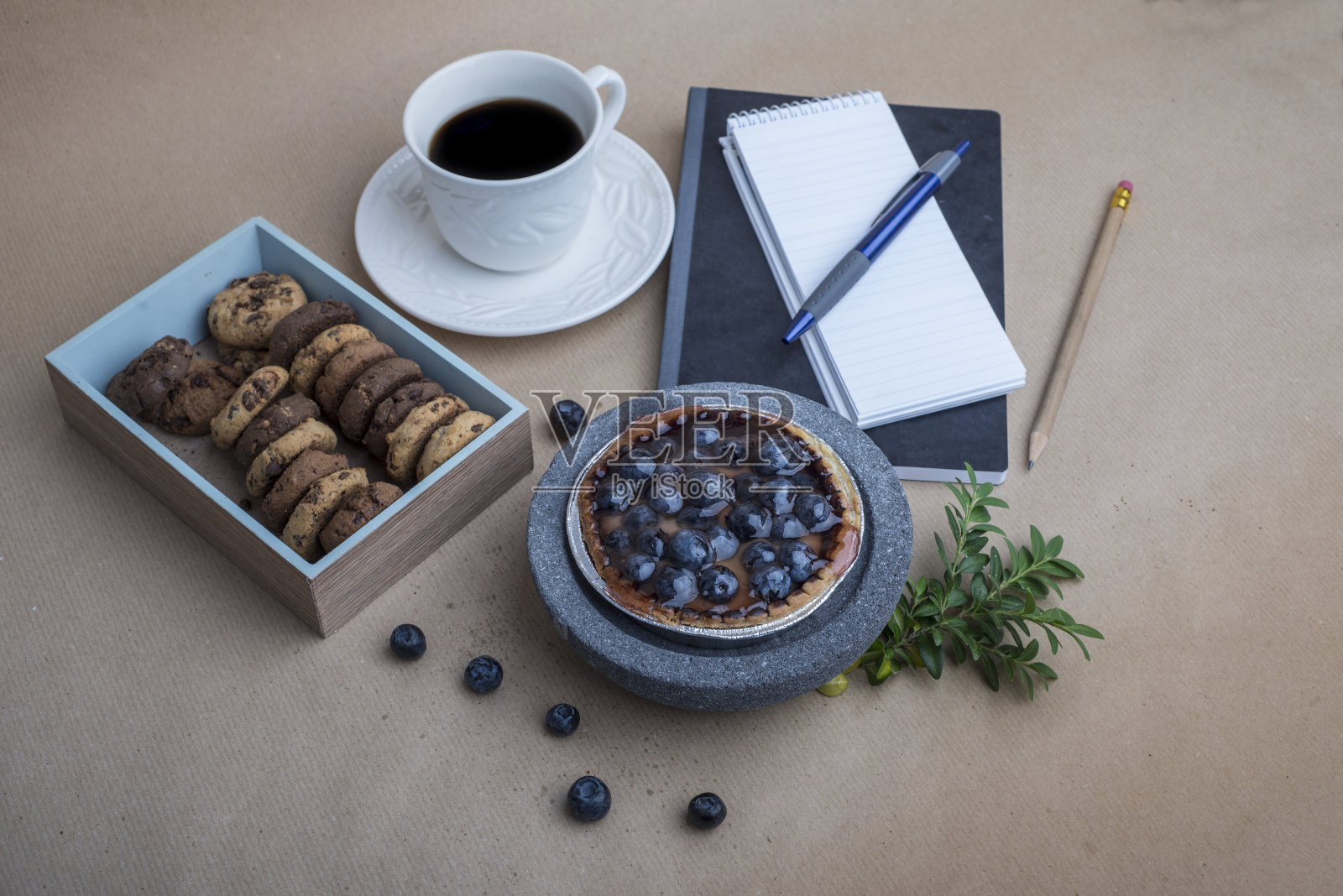 巧克力饼干,咖啡和铅笔笔记照片摄影图片