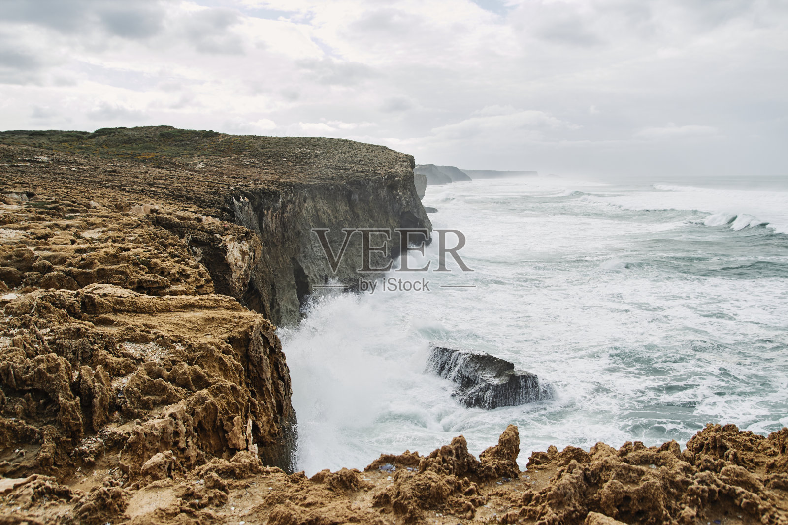 葡萄牙悬崖海岸,蒙特克莱里戈和阿莫雷拉之间,多云天气照片摄影图片