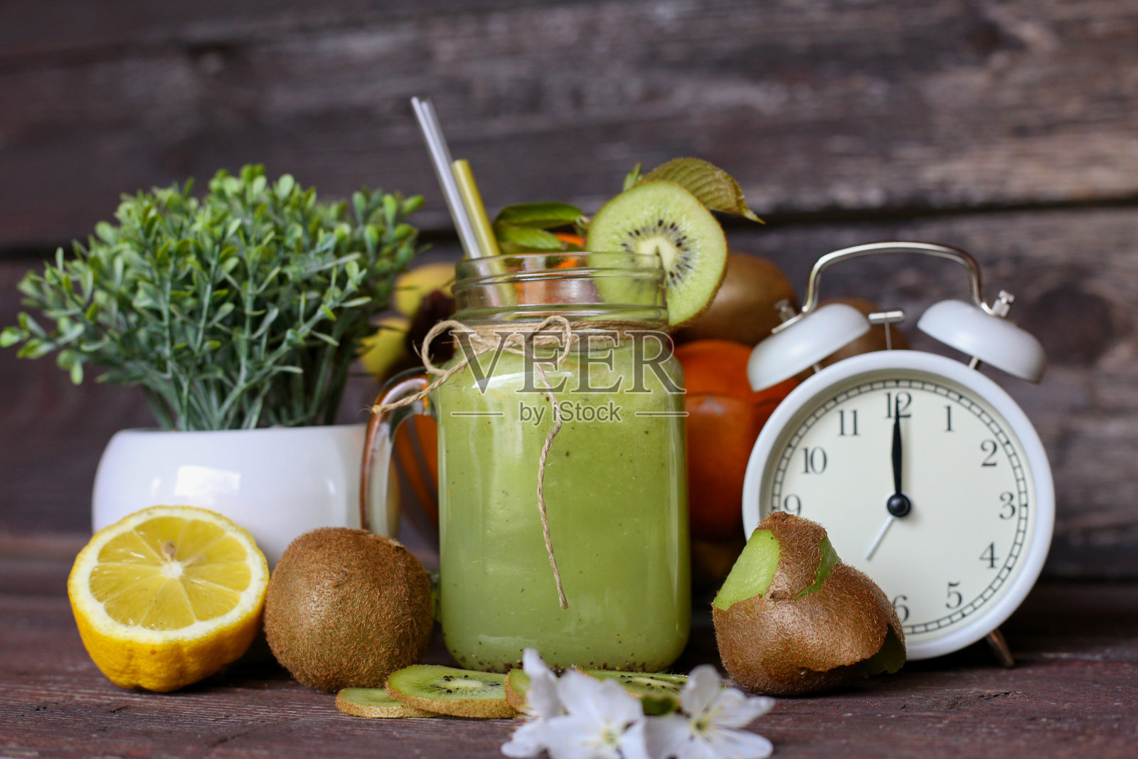 加猕猴桃,苹果,柠檬和亚麻籽的绿色冰沙。库存图片照片摄影图片