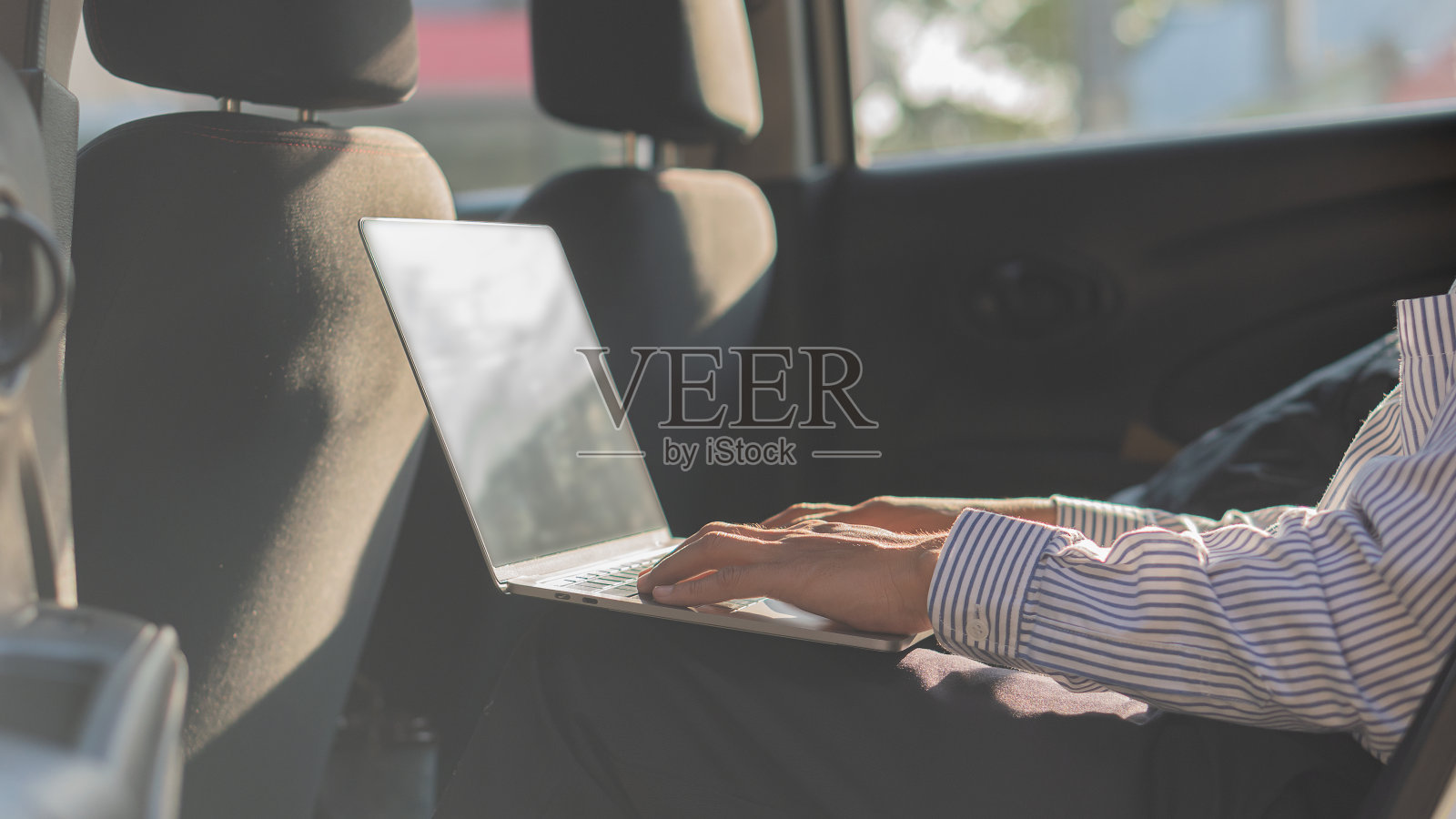 在车里用笔记本电脑工作的商人照片摄影图片
