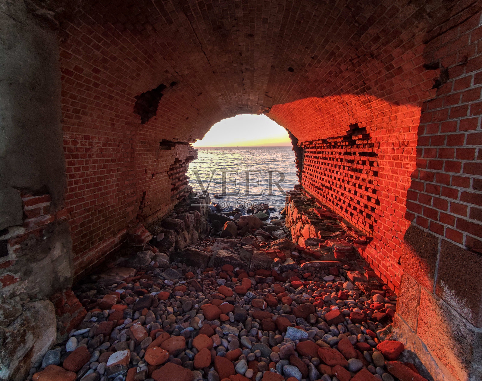 通过一个废弃的砖拱的海景照片摄影图片