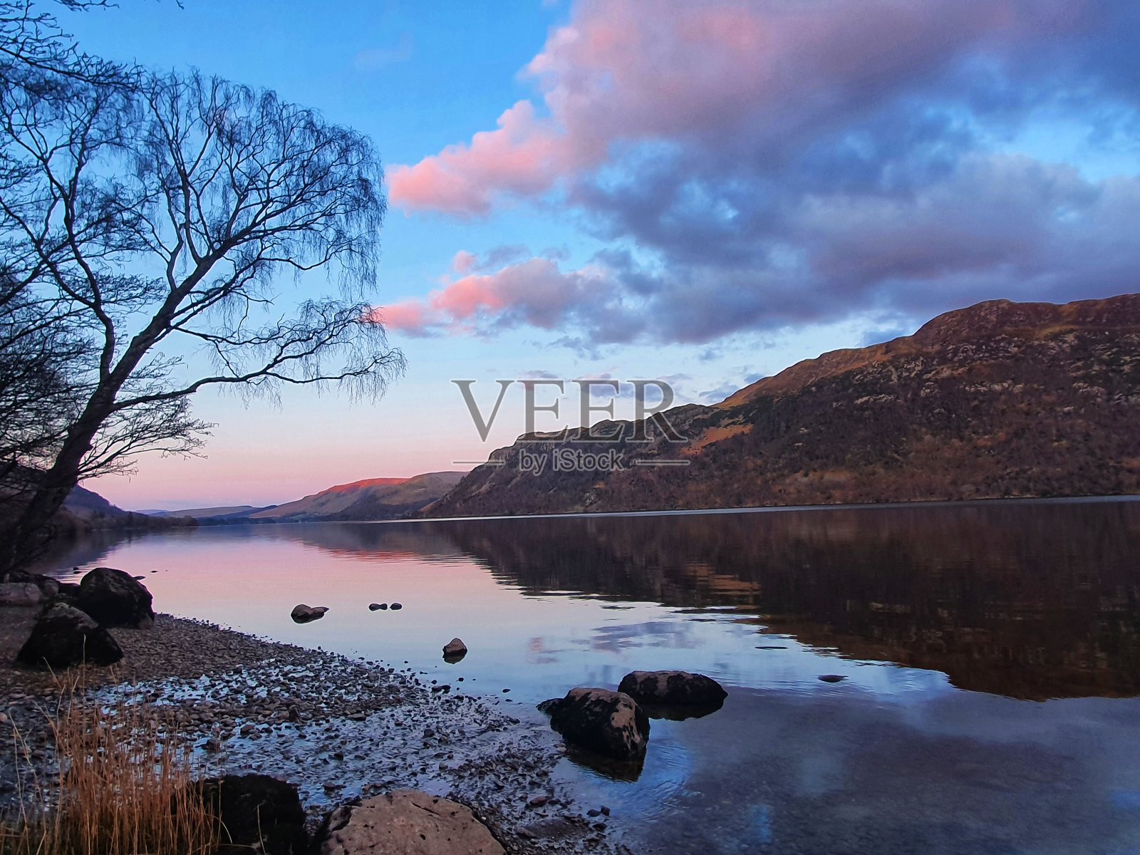 夕阳下的湖光山色照片摄影图片