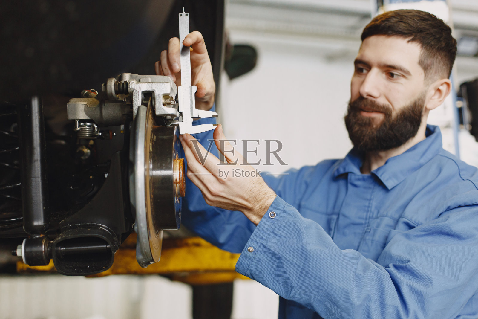 人在车库里用升降机代替车轮照片摄影图片