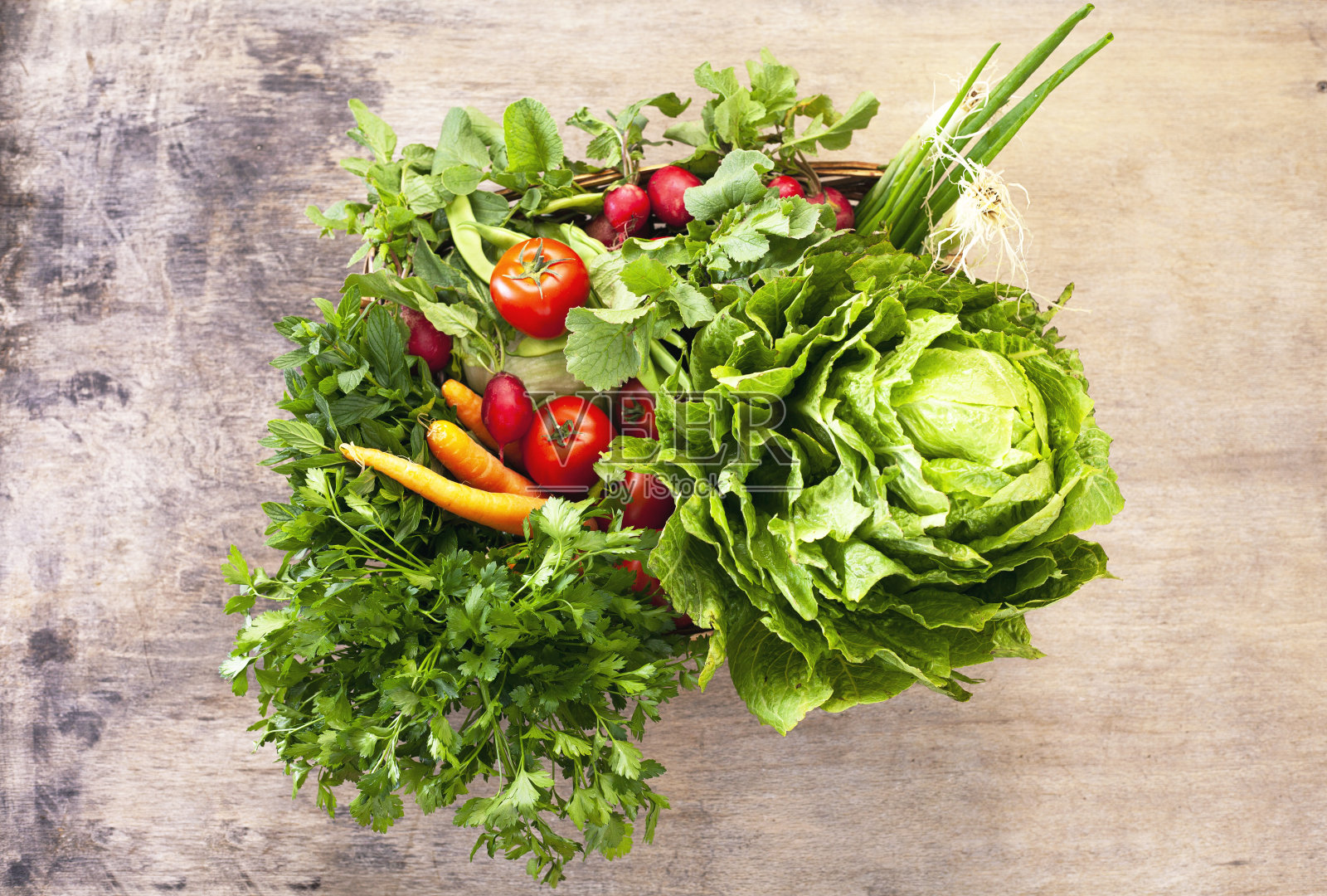 木背景上的蔬菜堆。照片摄影图片