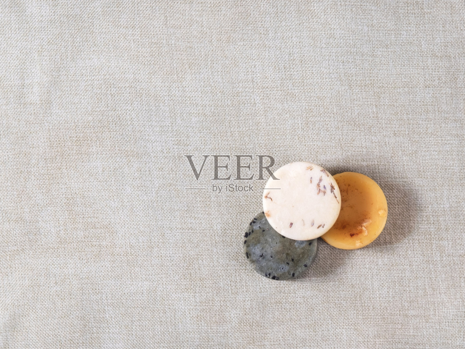 三轮天然手工香皂在棉花背景与复制空间为您的文本。零浪费的沐浴理念,没有任何包装,只使用天然成分。照片摄影图片