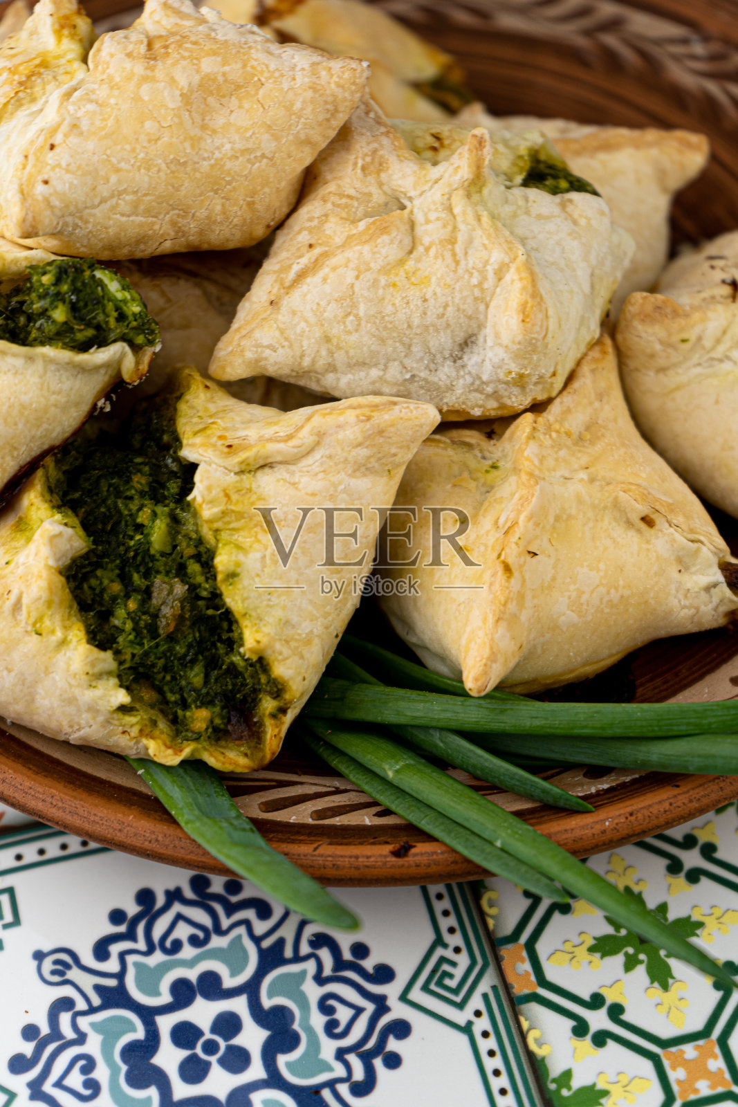 野蒜和绿洋葱派。自制的食物。松饼。在盘子上烤,特写。当地的食物照片摄影图片