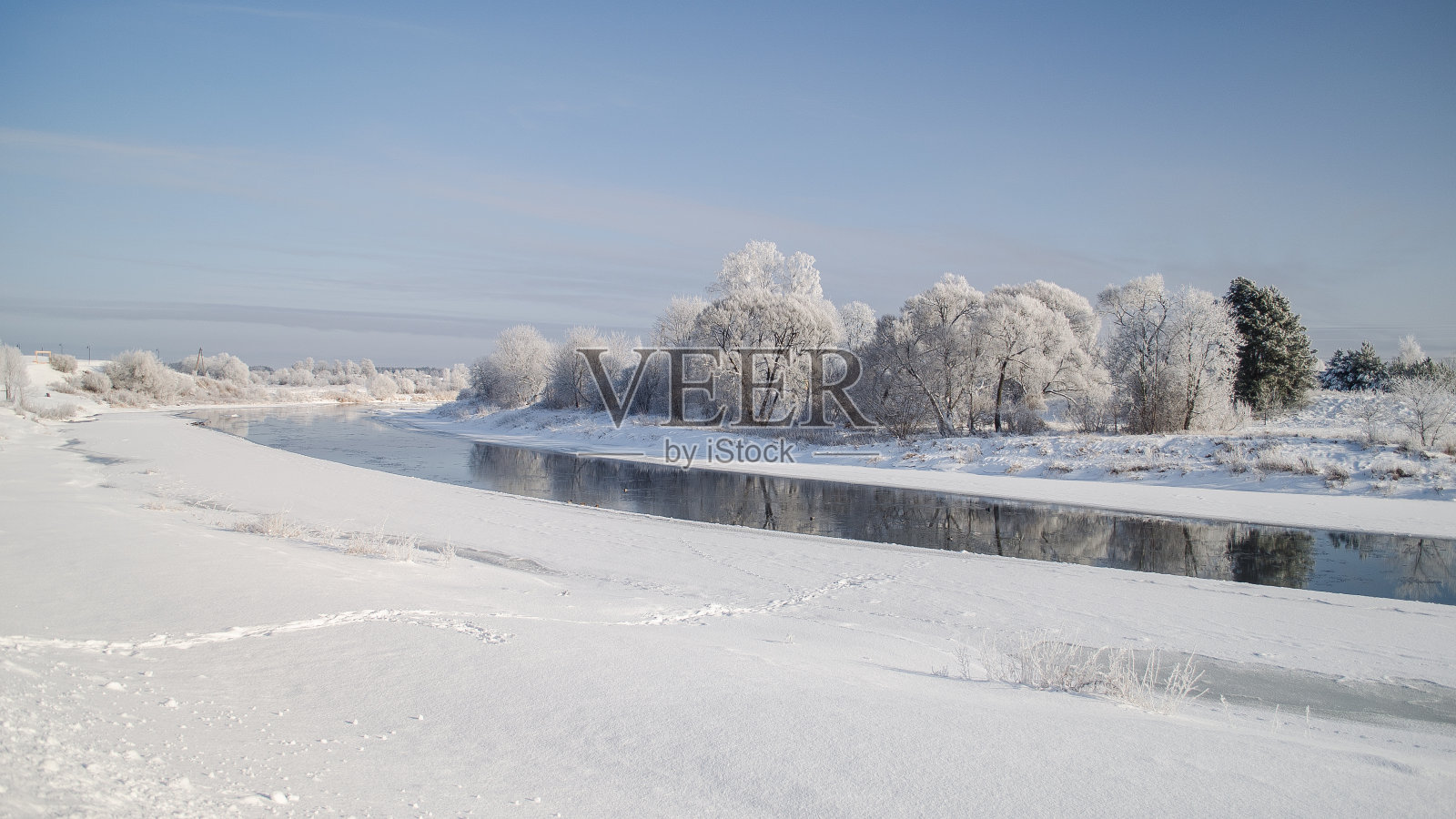 在下雪的冬日,树上结了霜。库纳,拉脱维亚照片摄影图片