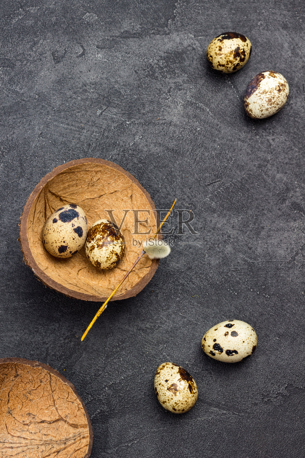 桌上有鹌鹑蛋。照片摄影图片