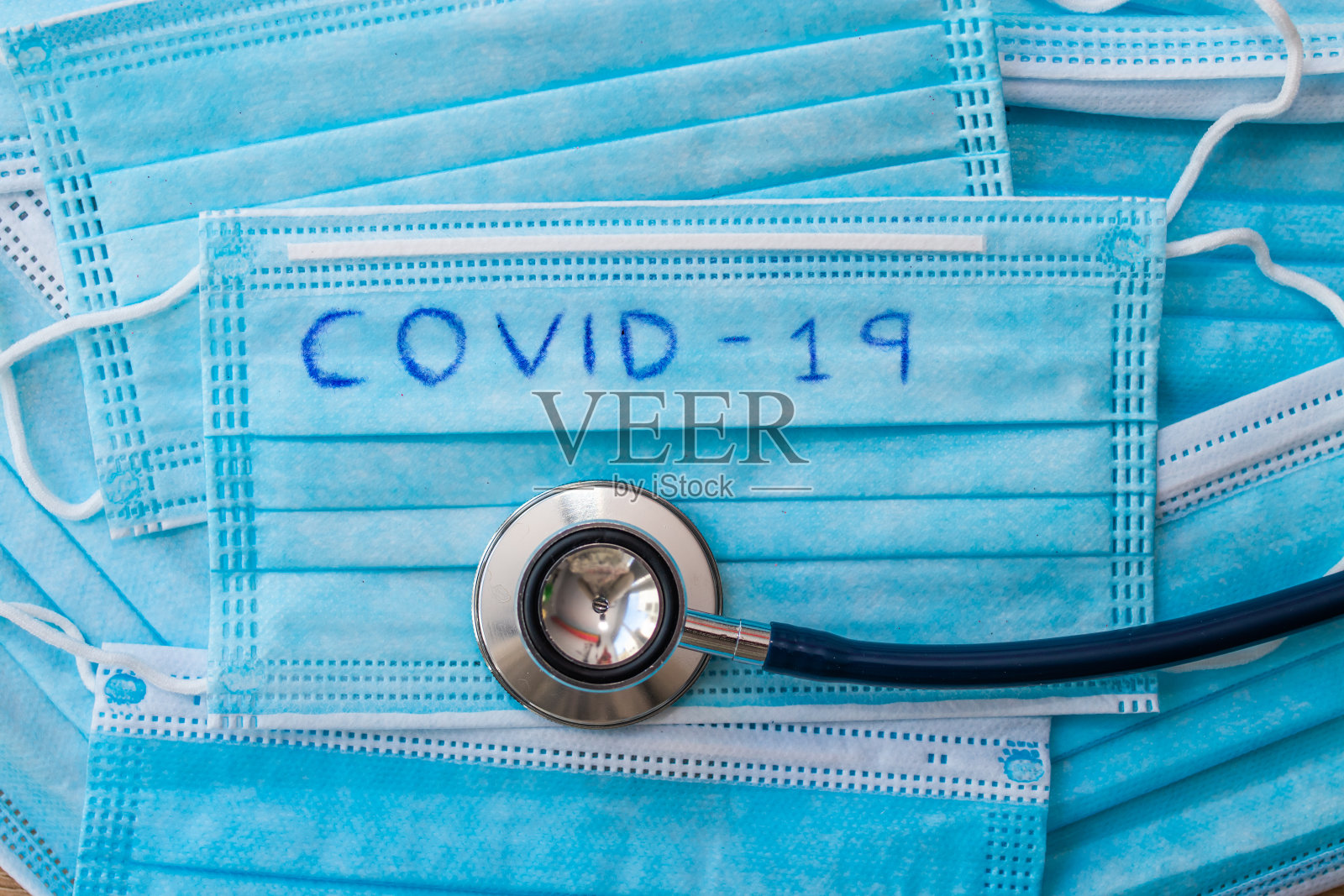 冠状病毒防护口罩和听诊器照片摄影图片