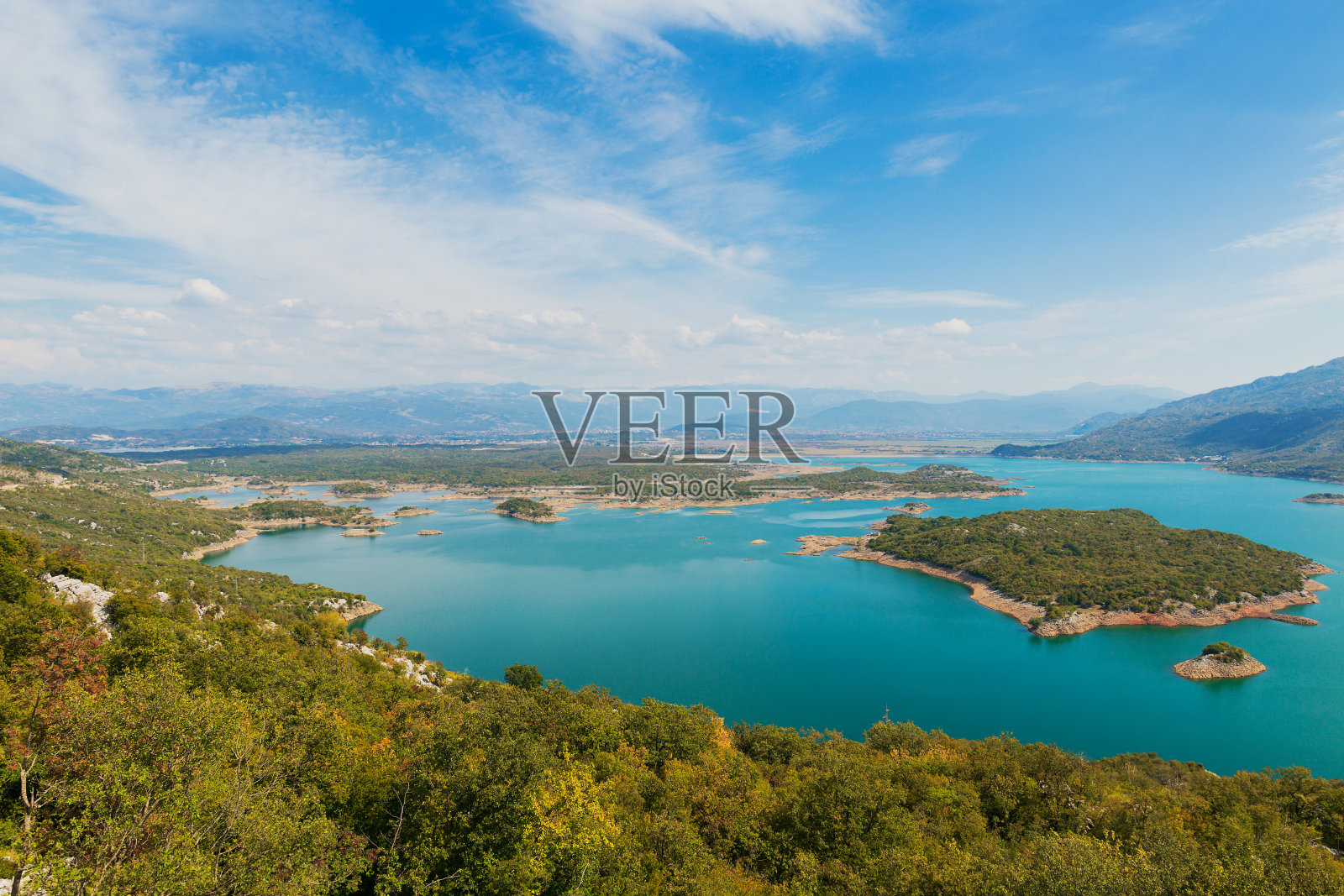 从高处俯瞰斯卡达湖照片摄影图片