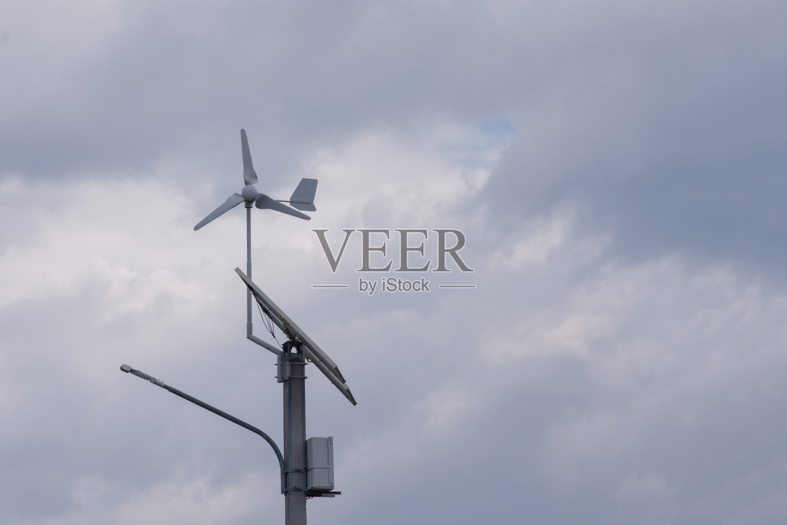 风能和太阳能板被用于街道照明照片摄影图片