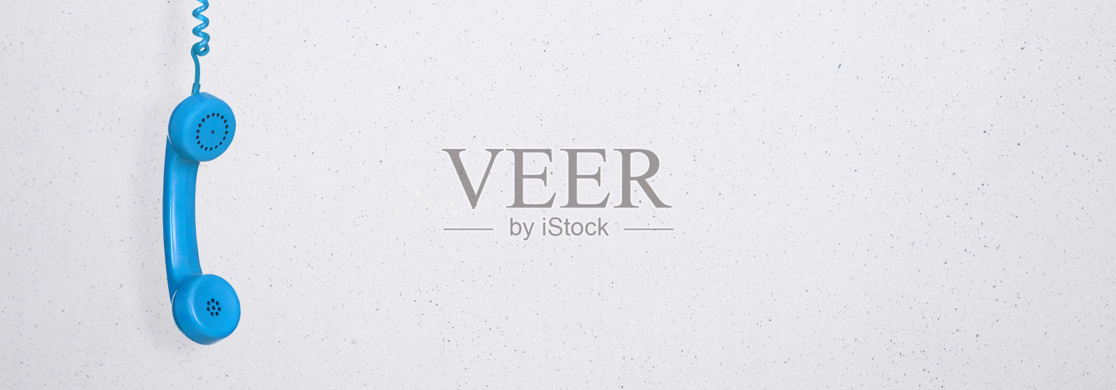 蓝色复古电话手柄或座机电话接收器悬挂在上面照片摄影图片