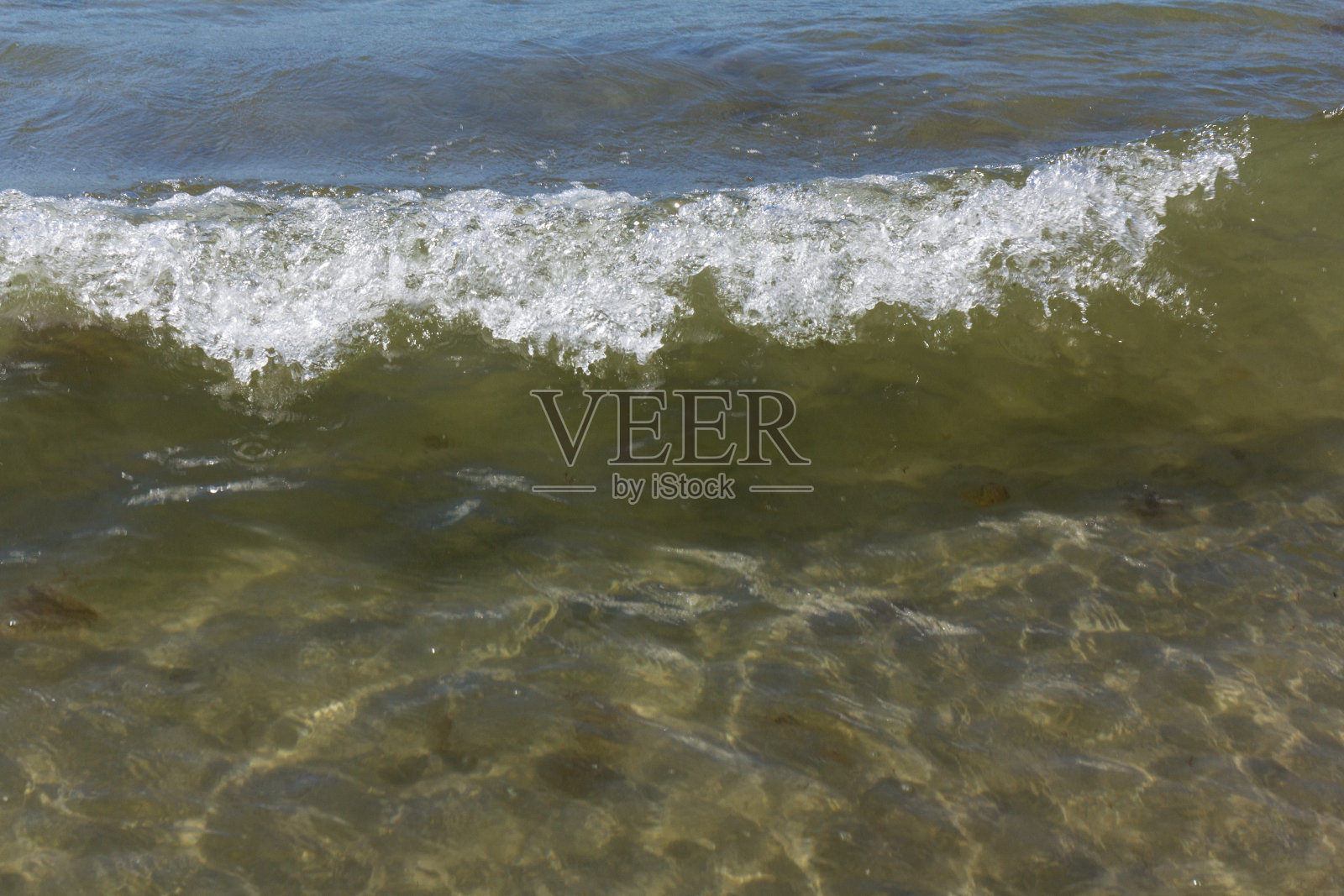 以沙石为背景,以水为溅入,以夏季为空间进行文字。照片摄影图片