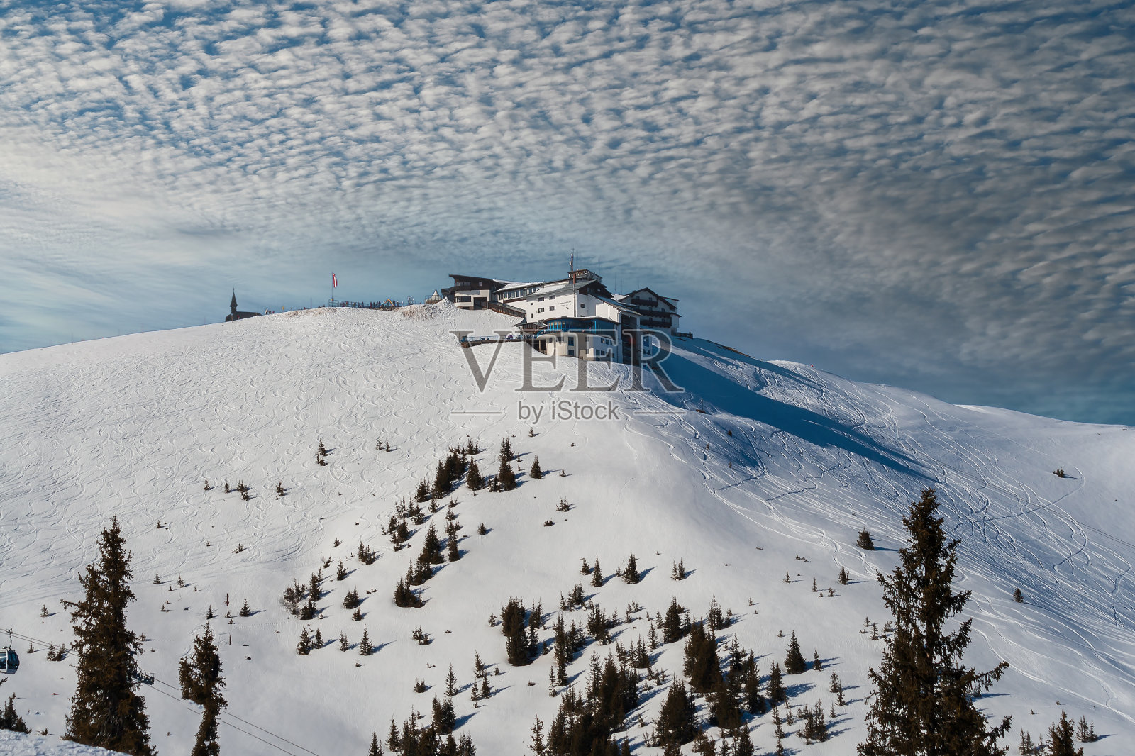 在Schmitten滑雪区在Zell am See雪山的观点。照片摄影图片