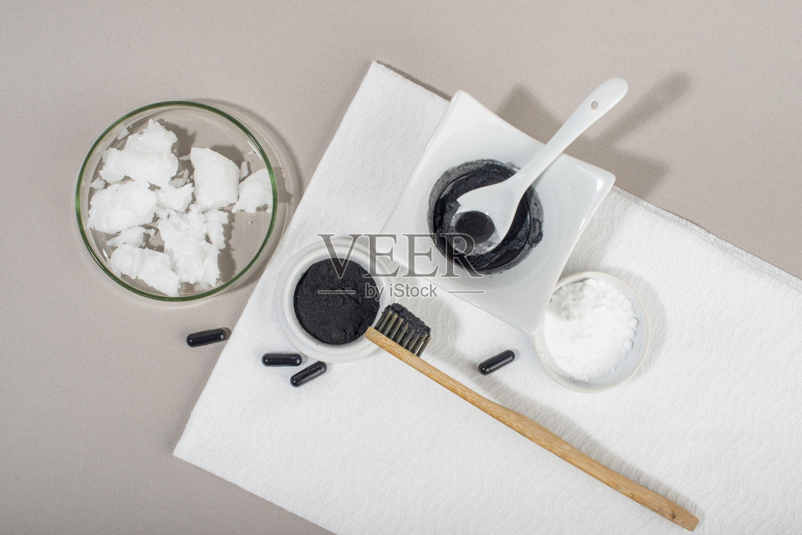 自制木炭粉牙膏。照片摄影图片