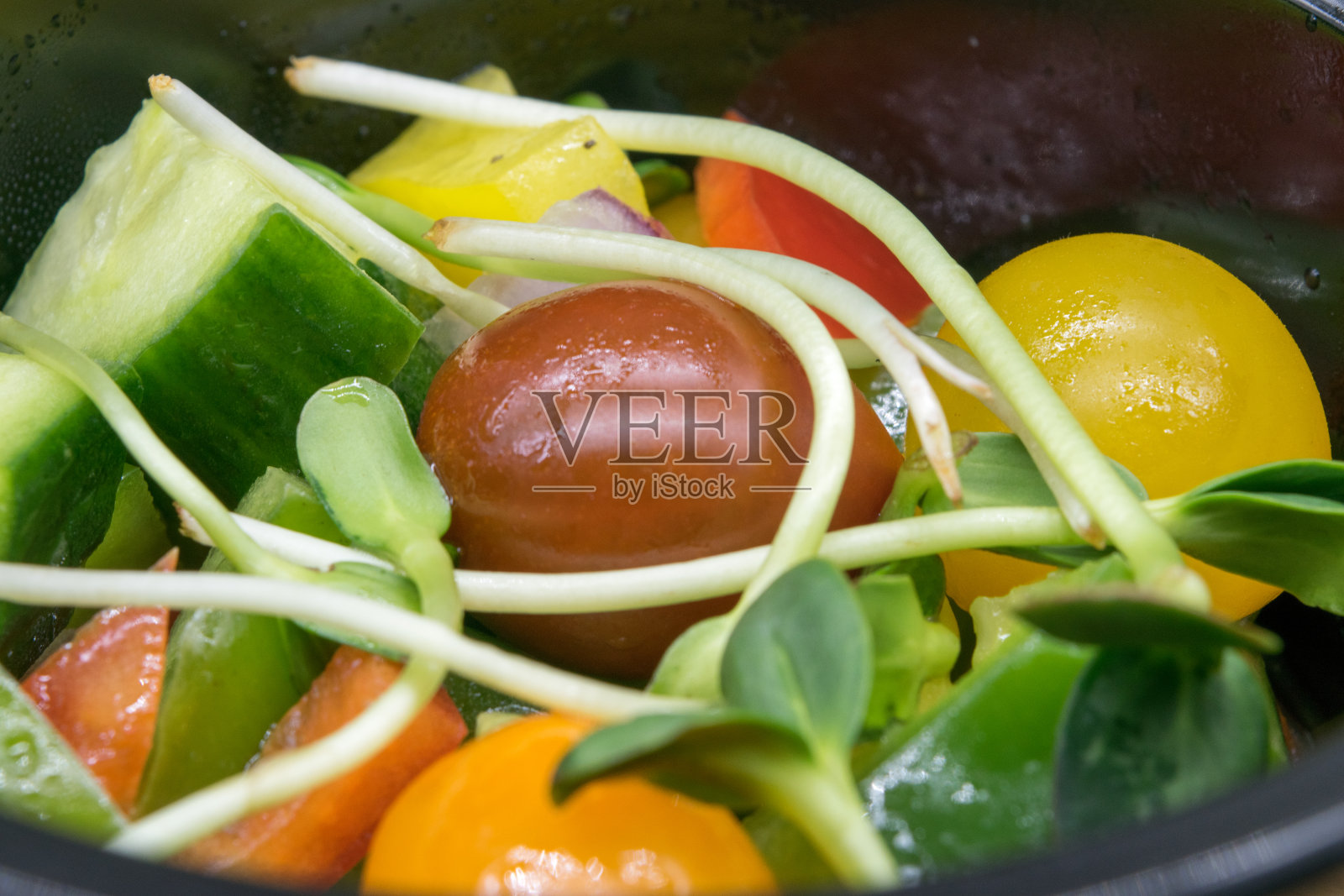 健康的饮食习惯。这是一份由西红柿、辣椒和绿黄瓜组成的新鲜沙拉的特写照片摄影图片