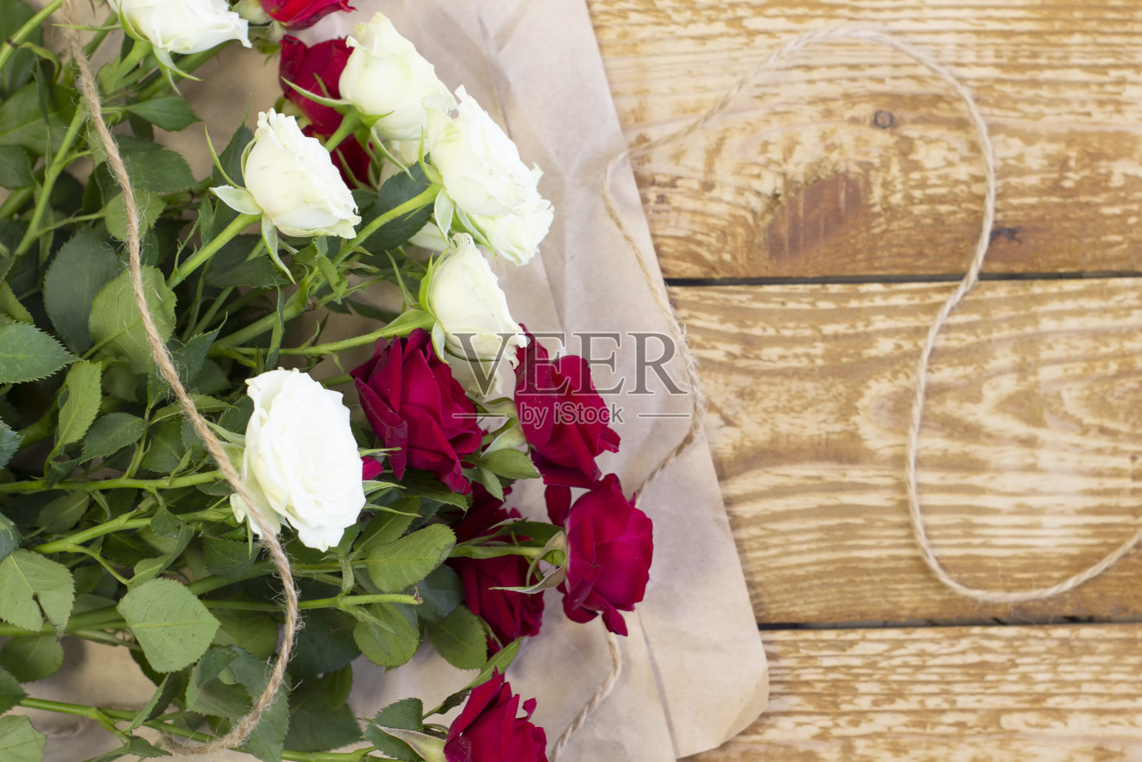 明亮的勃艮第和彩色的鲜花在棕色的木质纹理背景近景照片摄影图片