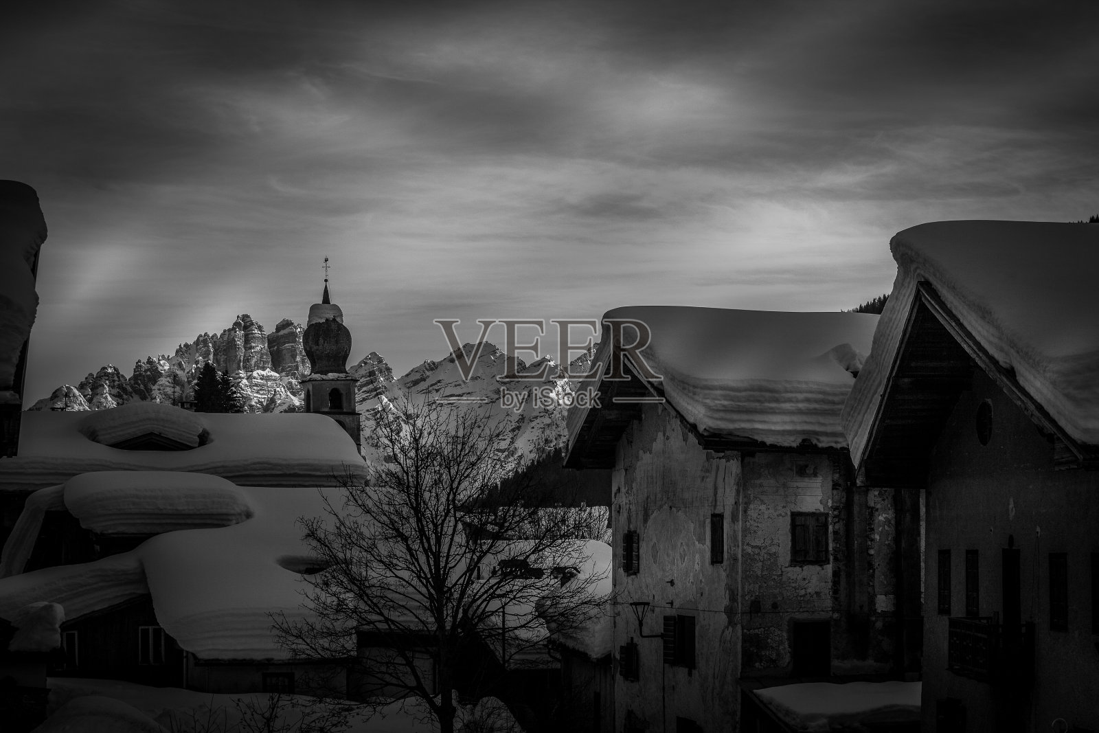 黑白相间的白云石村落覆盖着白雪照片摄影图片