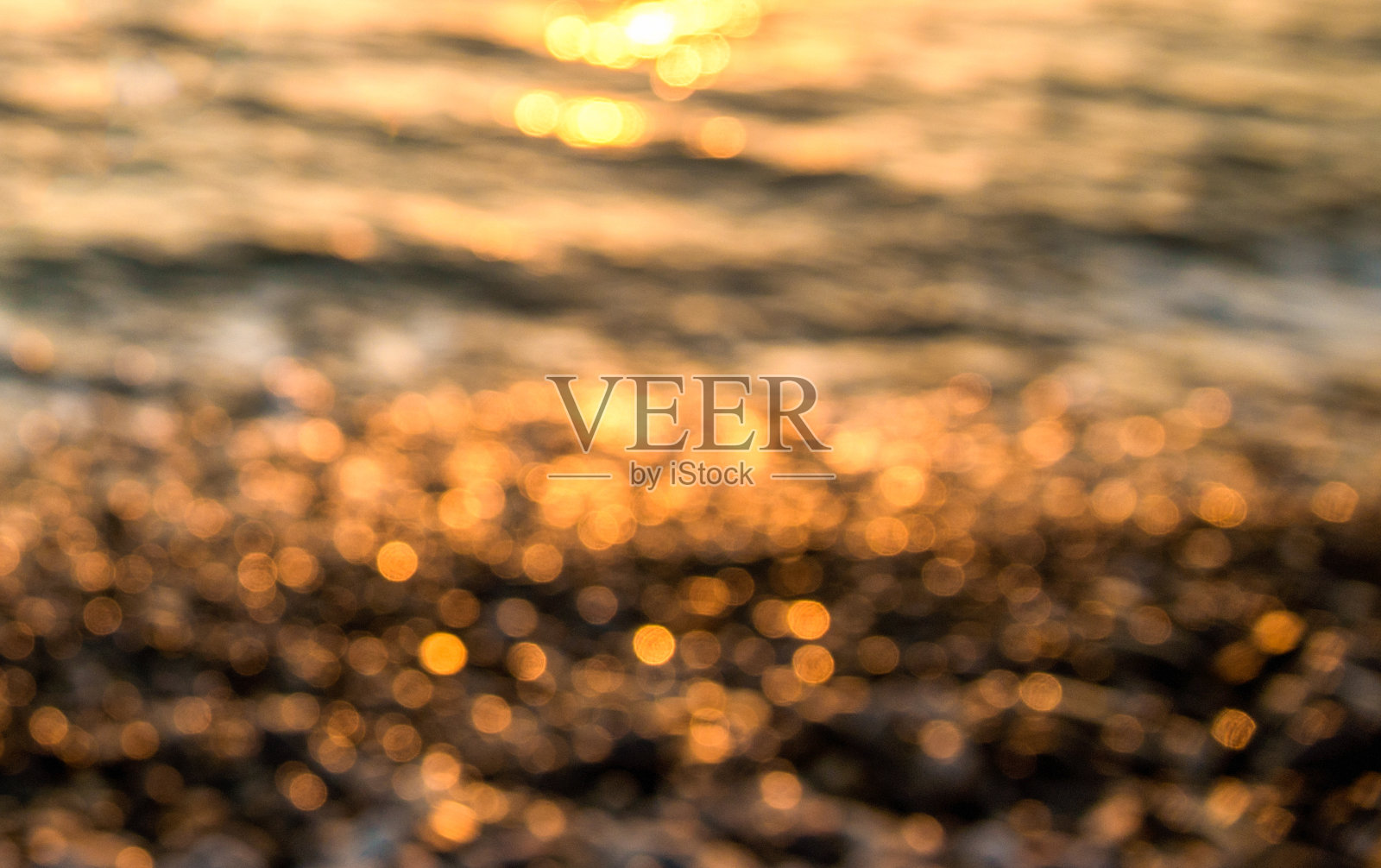 自然模糊的背景日落在海上。太阳在水中的反射照片摄影图片