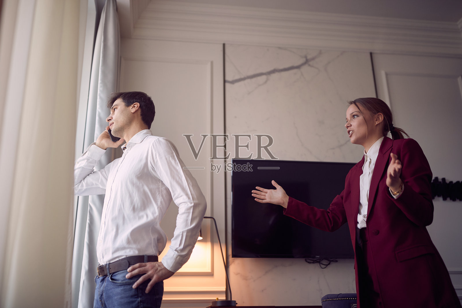 一对年轻夫妇正在为一天的工作做准备。酒店、商业、人照片摄影图片