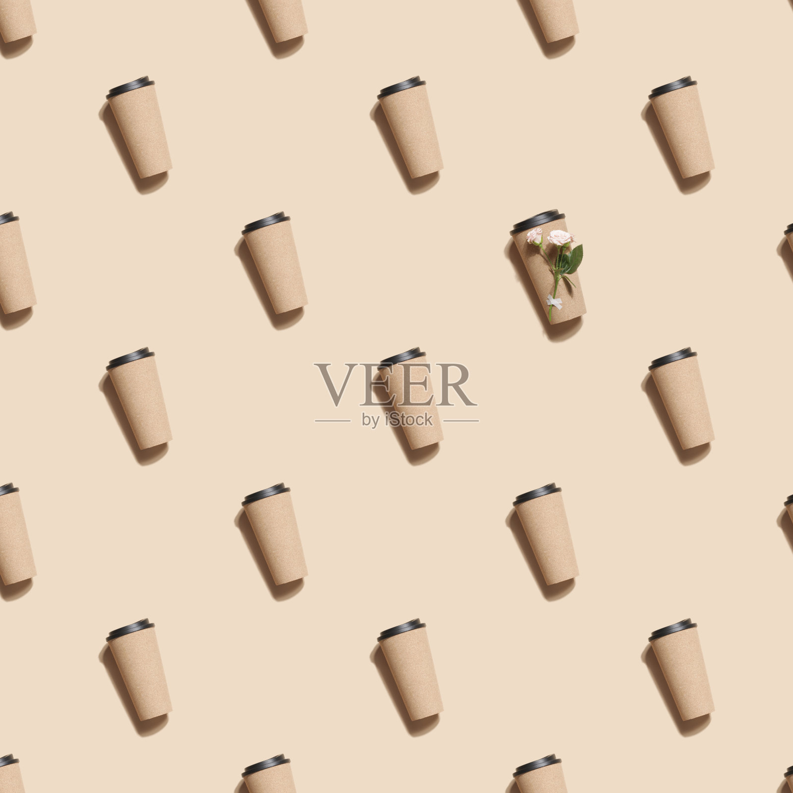 可重复使用的生态咖啡或茶杯图案,米色背景。可持续的生活方式。环保零浪费理念。平铺模拟。照片摄影图片