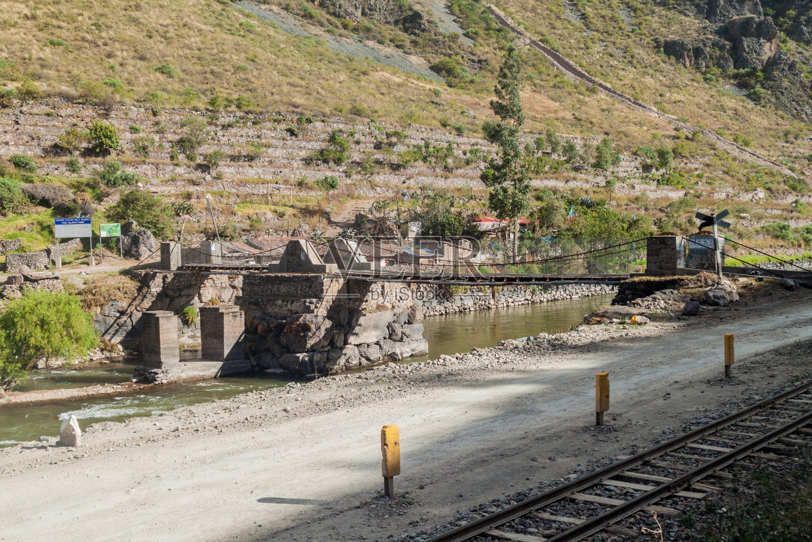 秘鲁印加圣谷奥兰塔坦博村乌鲁班巴河上的桥照片摄影图片