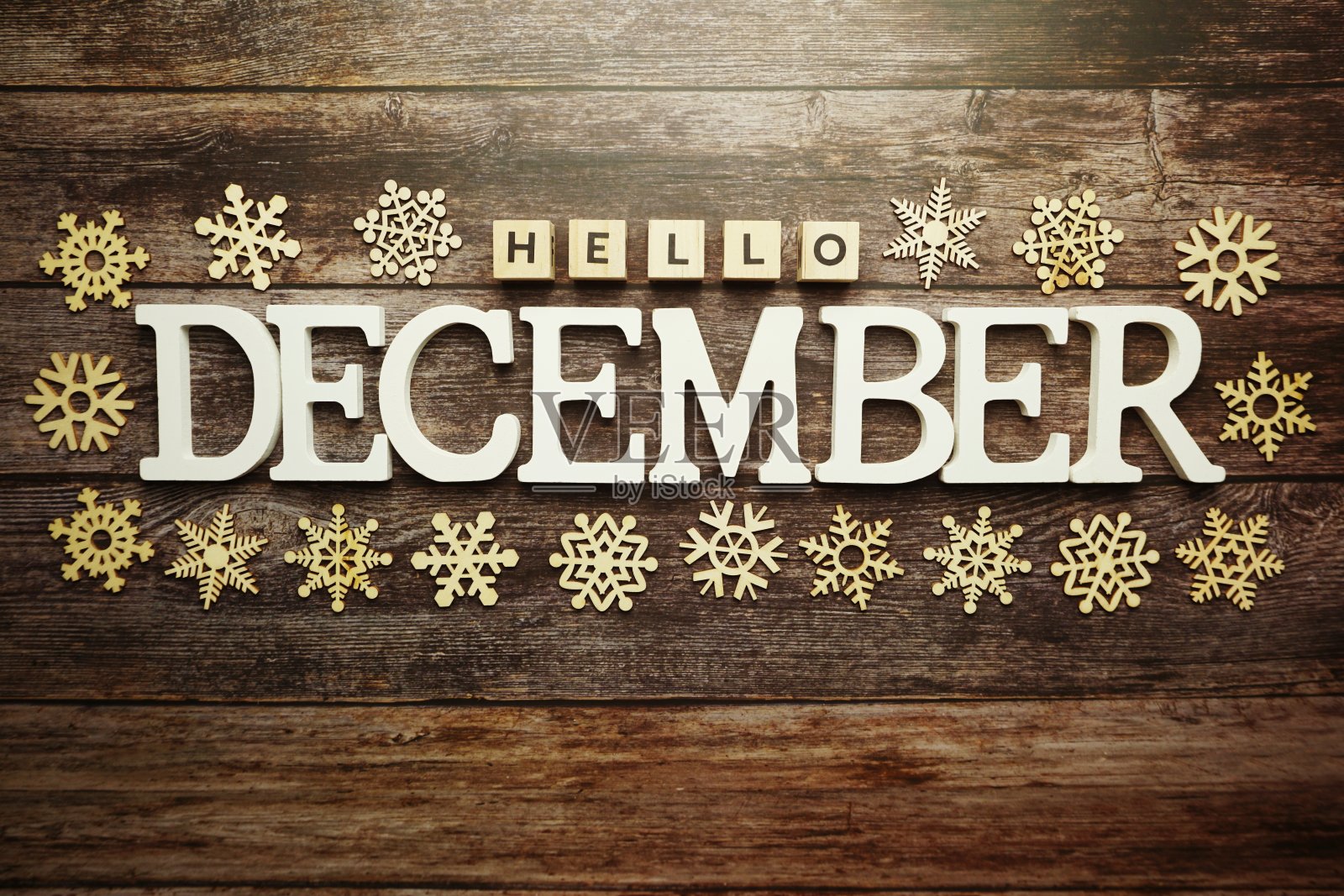 十二月字母以雪花装饰在木制背景上照片摄影图片