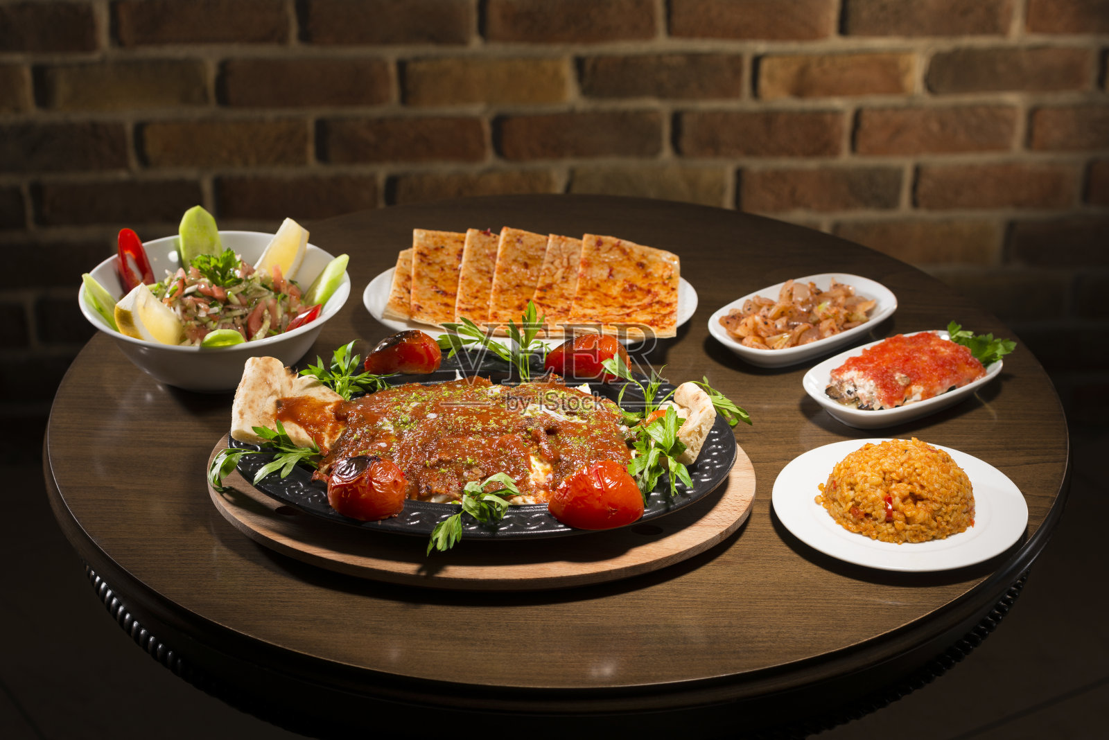 美味土耳其烤肉(木质背景)照片摄影图片