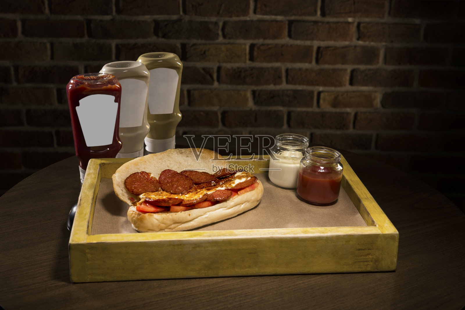 木质背景上的美味快餐照片摄影图片