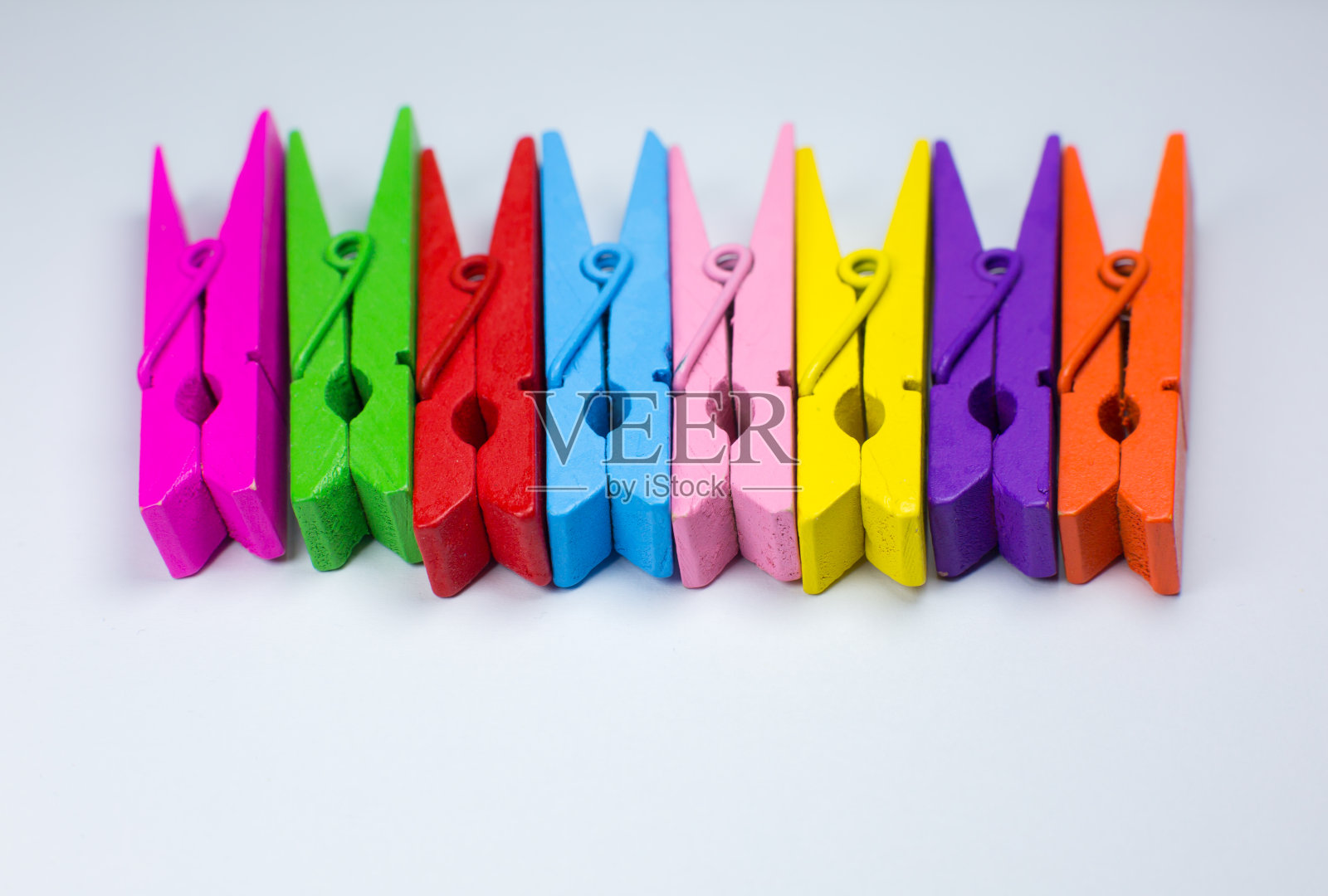 彩色的木制衣夹在白色的背景上。关闭,复制空间。照片摄影图片