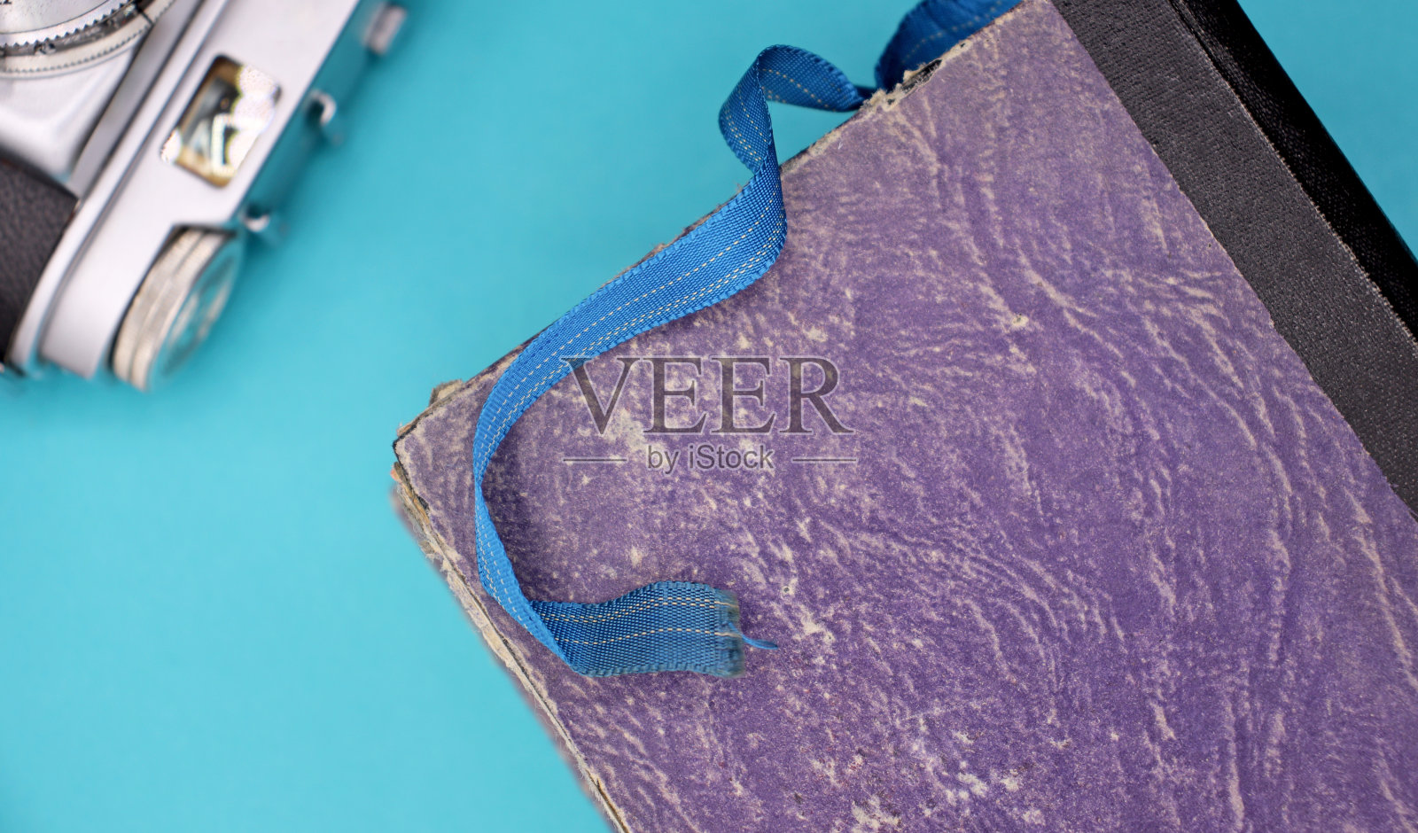 桌上放着旧书和旧相机照片摄影图片