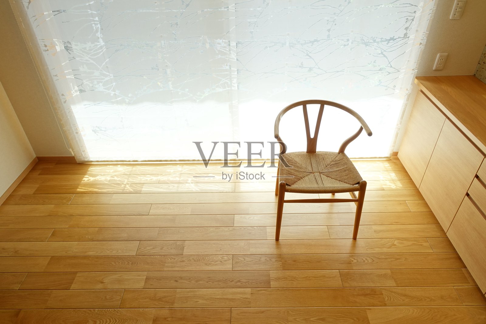 空房间里的现代木制椅子照片摄影图片