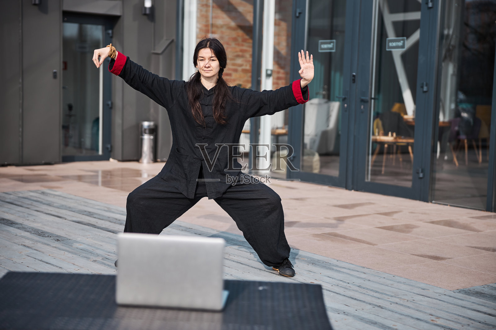 女性在电脑前以坐姿展开双臂照片摄影图片