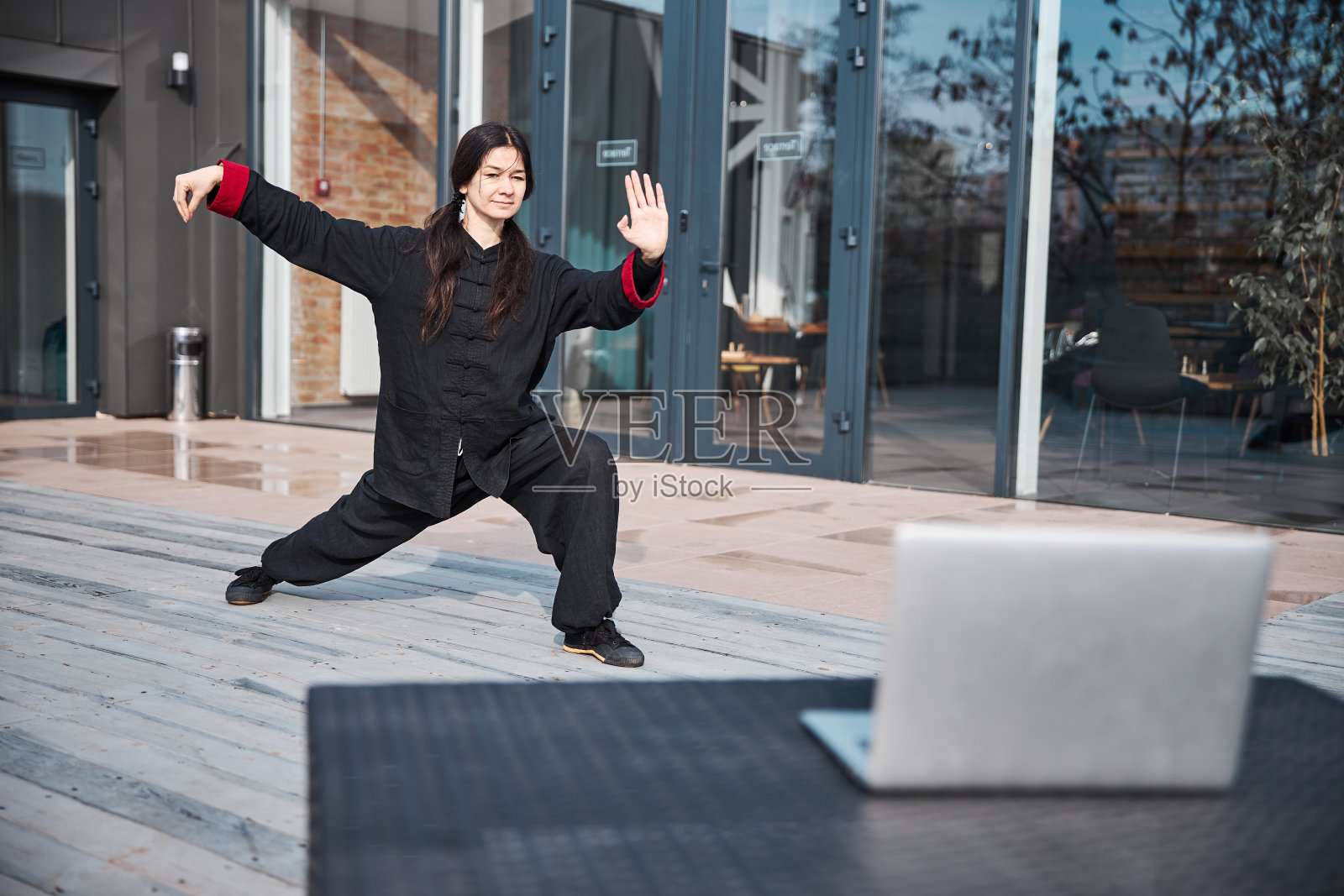 太极拳式,左手伸直,正面站立照片摄影图片