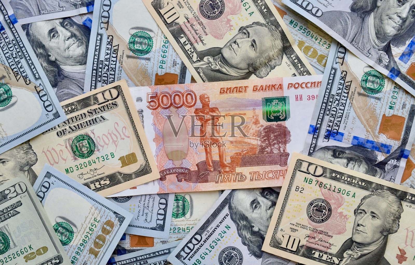 俄罗斯国家货币上的美元钞票,俯视图混合卢布钞票照片摄影图片