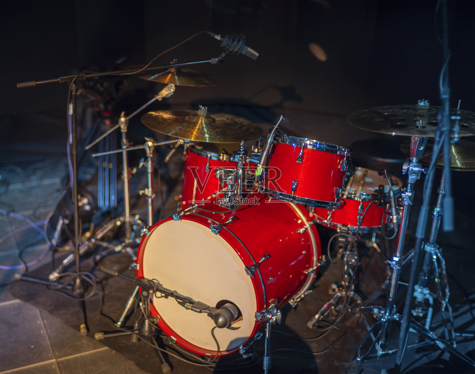 音乐会前舞台上的鼓照片摄影图片