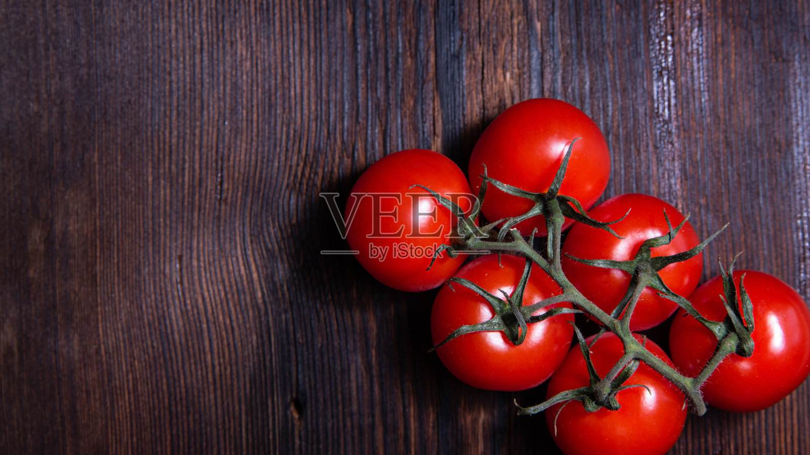 树枝上的西红柿,深色的木制背景特写,复制空间,模板,照片摄影图片